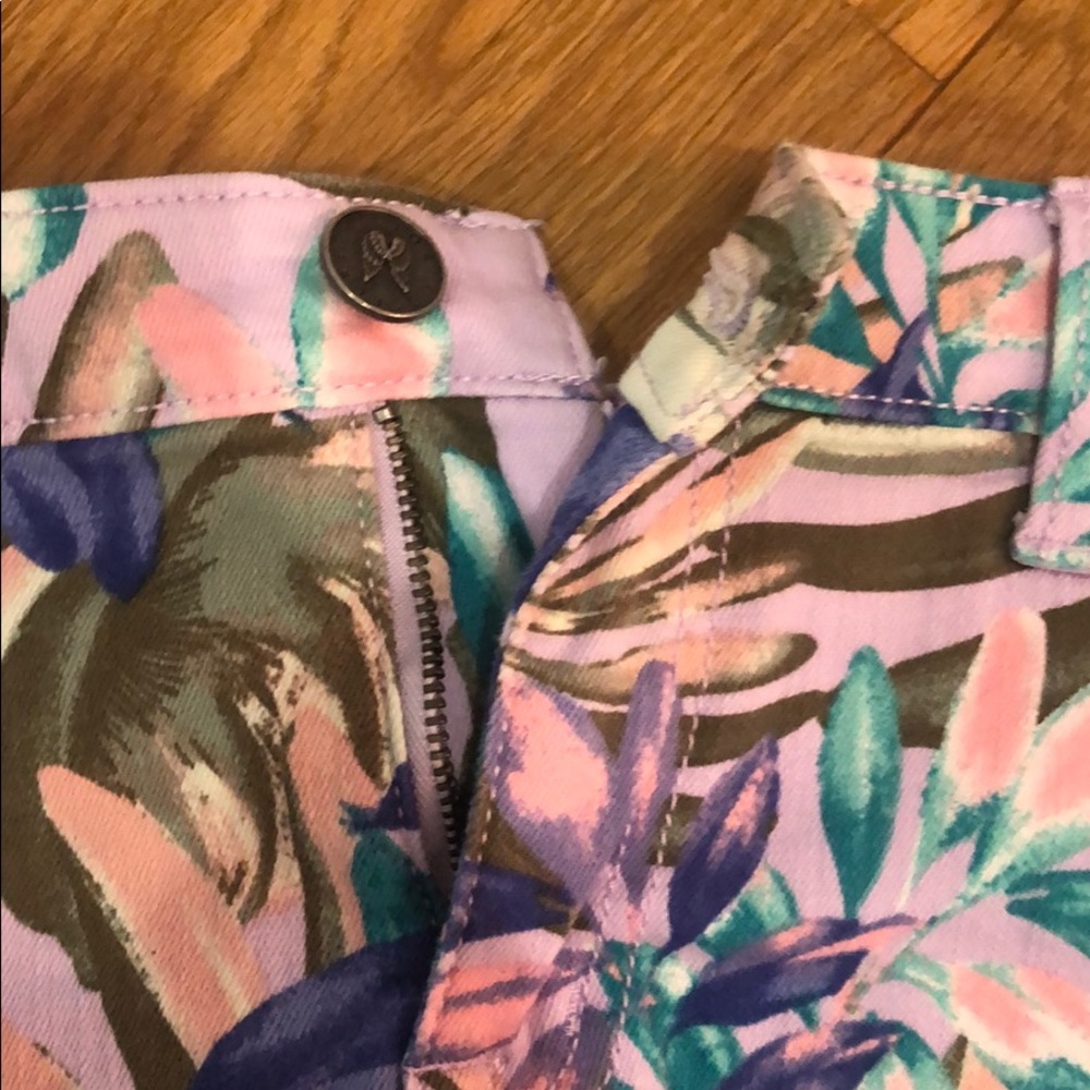 Cutoff Patterned Jean Shorts - Picture 5 of 5